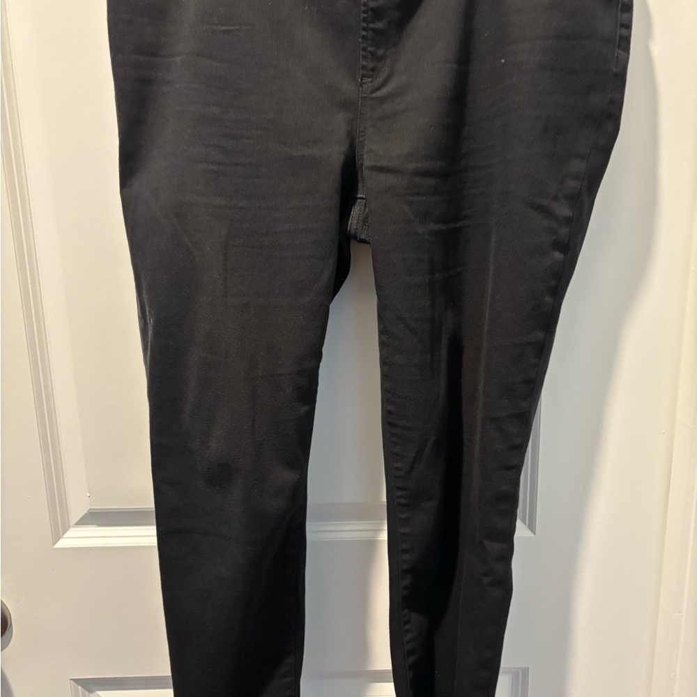 Chicos black pull on ankle pants